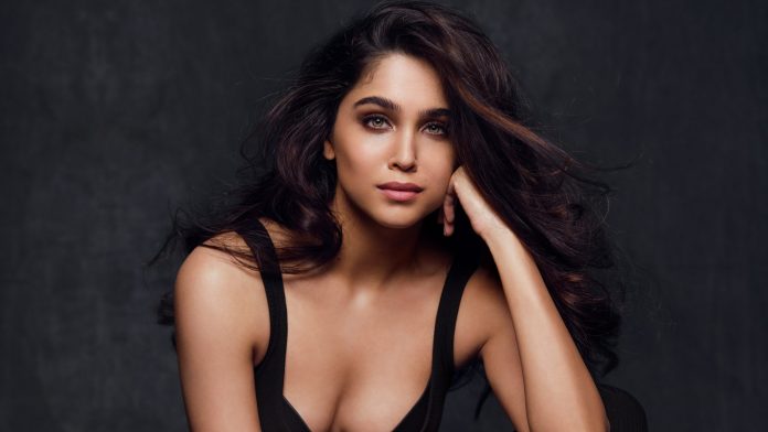 Sharvari Wagh broke all limits of bo*ldness, blazer buttons opened in front of the camera, bo*ld pictures went viral