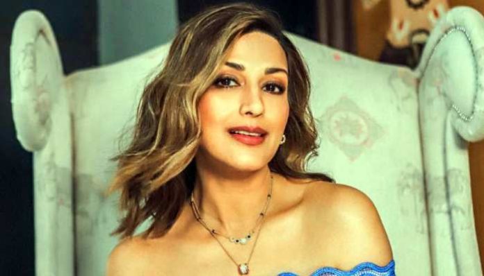 Sonali Bendre did a bo*ld photoshoot at the age of 47 while sliding her shirt, fans lost their sweat after watching the video Sonali Bendre did a bo*ld photoshoot at the age of 47 while sliding her shirt, fans lost their sweat after watching the video
