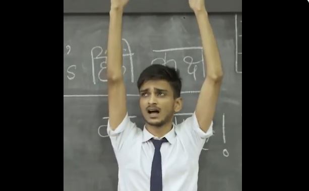 Student standing in front of the teacher started singing this poem of Kumar Vishwas, see what happened next in VIDEO