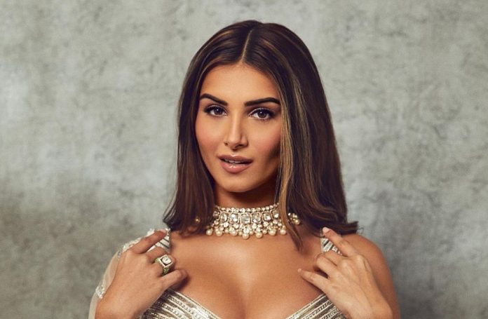 Tara Sutaria went on holiday with Kareena Kapoor's brother wearing a short top, the chemistry between the two was seen Tara Sutaria went on holiday with Kareena Kapoor's brother wearing a short top, the chemistry between the two was seen