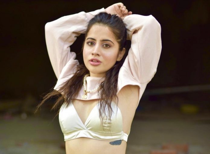 Urfi Javed dropped the shirt from the shoulder in front of the camera, got the jeans button open, bo*ld photoshoot, see the pictures here Urfi Javed dropped the shirt from the shoulder in front of the camera, got the jeans button open, bo*ld photoshoot, see the pictures here