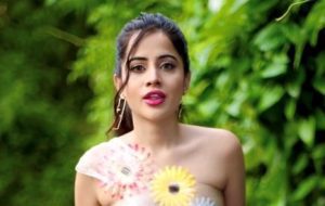 Urfi javed: Very bo*ld video of Urfi Javed by sticking mirror on the