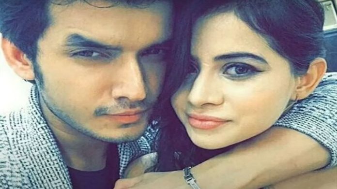 Urfi shared the photo of ex-boyfriend Paras Kalnavat with another girl, wrote such a thing