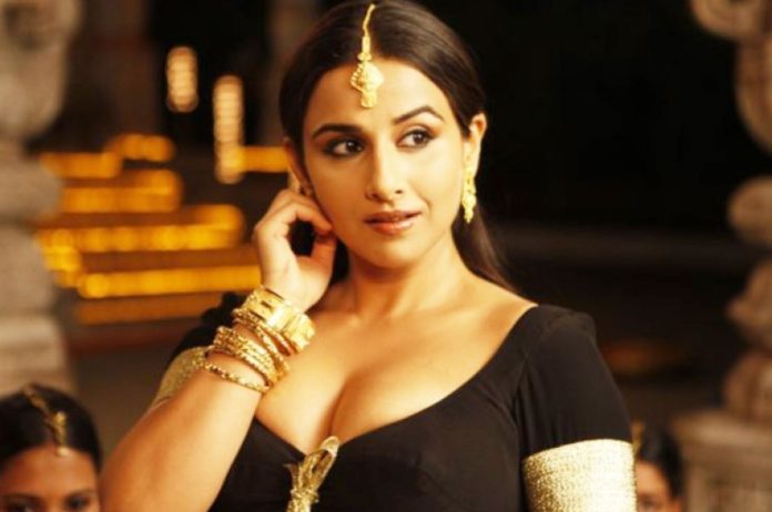 Vidya Balan, wearing a very deep neck top, acted like this; Video went viral in minutes