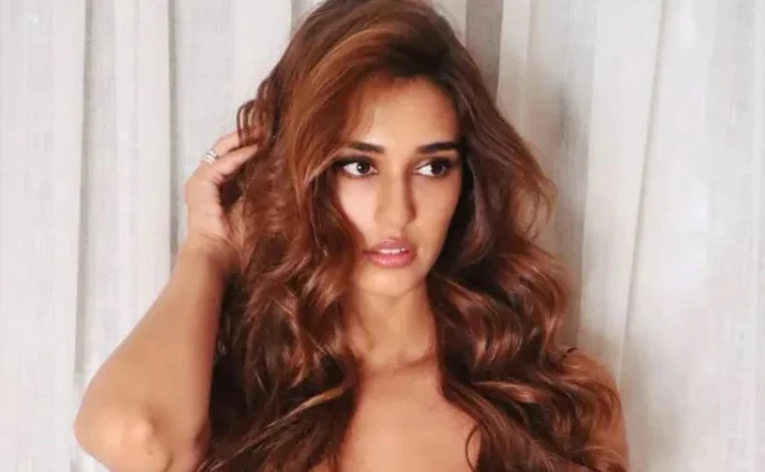 Disha Patani opened the zip of her jeans while lying on the bed, then did this work, pictures went viral