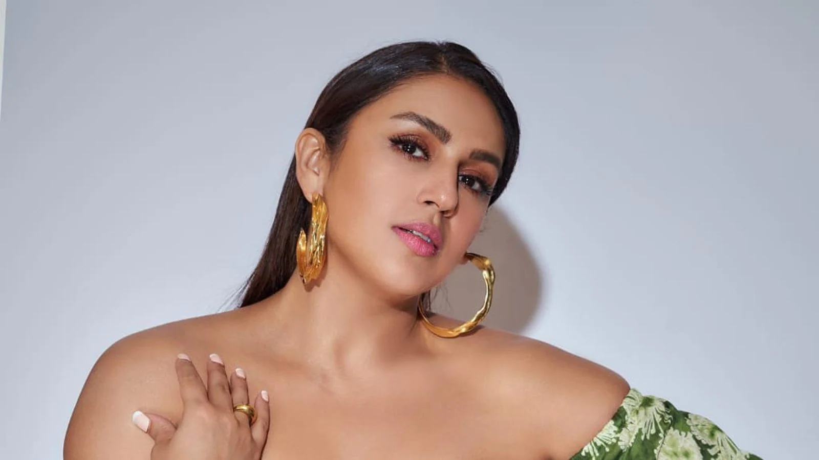 Huma Qureshi gave a bo*ld pose while sitting on the grass in a printed gown, the fans said- Fire madam! - informalnewz