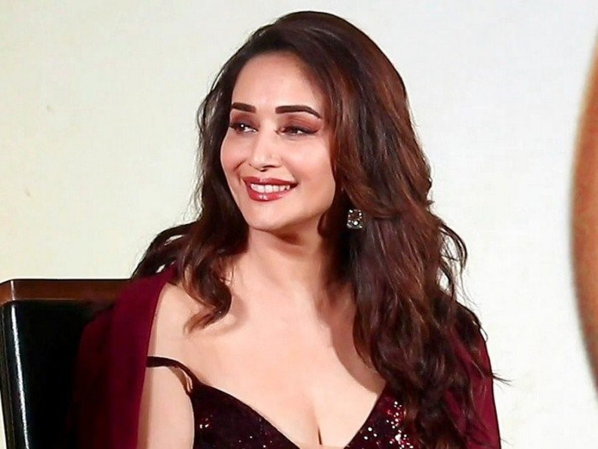 Maduri Dixit Xnx Video - Madhuri Dixit, 54, wore such a bold dress, became a victim of Oops Moment  in front of the media, watch video - informalnewz