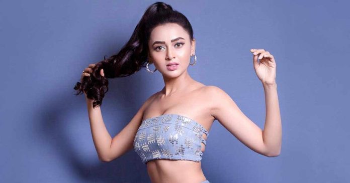 Tejasswi Prakash crossed all limits of bo*ldness, showed bo*ld look in front slit dress, see pictures