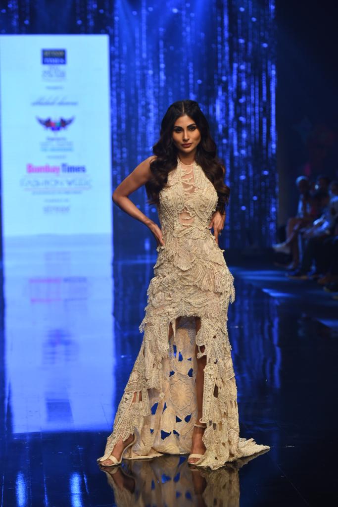 Mouni Roy datang ke tanjakan mengenakan gaun seperti itu dari sisi depan, gambar-gambar itu membuat panik