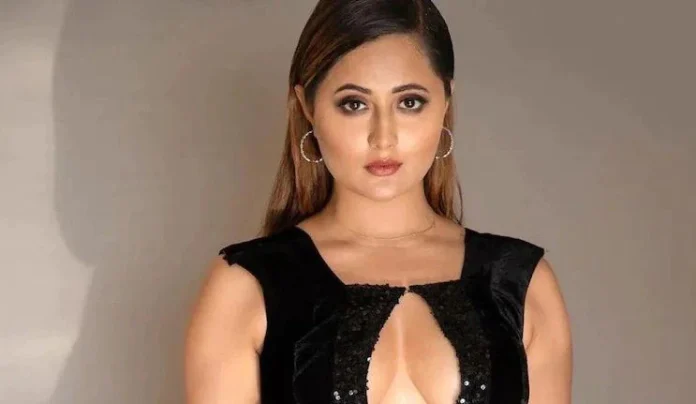 Rashmi Desai Oops Moment : Rashmi Desai became victim of Oops Moment in short dress, caught on camera