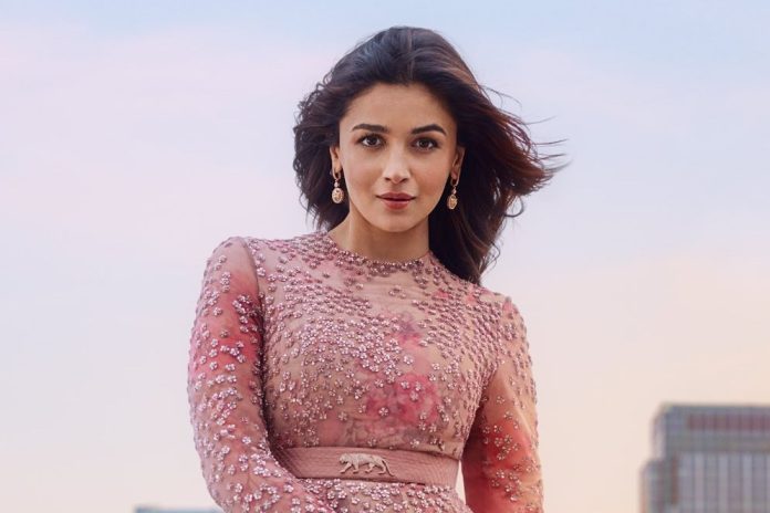 Alia Bhatt celebrates first Diwali with husband and mother-in-law, seen in traditional look, See PHOTO Alia Bhatt celebrates first Diwali with husband and mother-in-law, seen in traditional look, See PHOTO