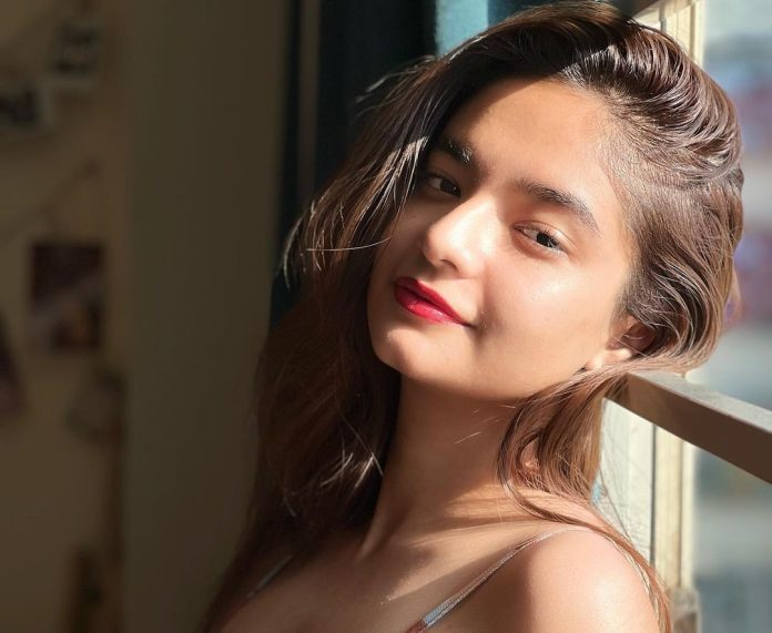 Anushka Sen's latest photoshoot again caught attention, showed toned figure in crop top Anushka Sen's latest photoshoot again caught attention, showed toned figure in crop top
