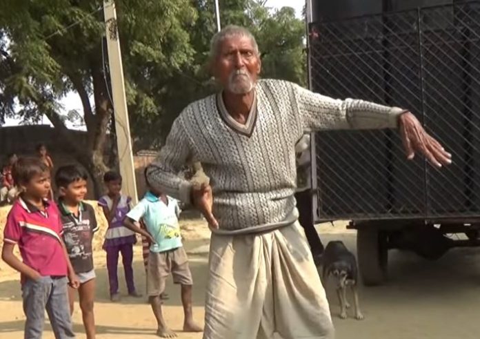 Viral Video: When DJ Wale Babu played the song, Grandpa forgot everything and blew dust, see the video of vigorous dance