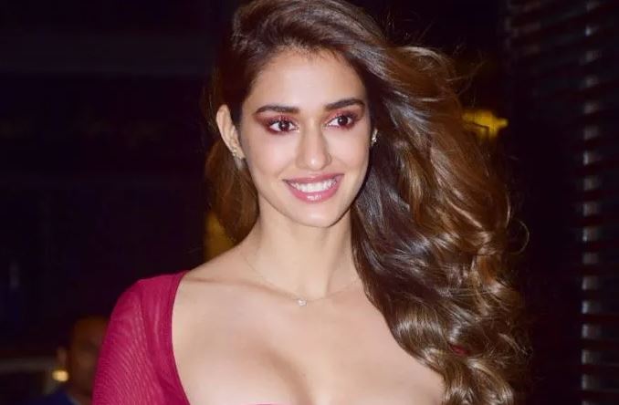 People like Bollywood actress Disha Patani very much. The reason is not only her beauty but also fitness. We all know that Disha Patani is very cautious about her fitness. She is often spotted outside the gym. People like Bollywood actress Disha Patani very much. The reason is not only her beauty but also fitness. We all know that Disha Patani is very cautious about her fitness. She is often spotted outside the gym. Recently Disha Patani was spotted outside the gym in Branda. During this, her fans liked Disha's look a lot. The actress wore a gray sports bra with black track pants which she styled with a crop black jacket. Her jacket was hanging from one side. Well, these days this style is very much in trend. At the same time, there is no doubt that this sporty look of Disha is making everyone crazy about her. The gorgeous Hasina completed her gym look with white sleepers, sling bag and messy hair bun. Seeing this look of Disha on social media, it has become viral. At the same time, talk about Disha Patani's workfront, recently her film 'Ek Villain Returns' was released in which she appeared with John Abraham, Arjun Kapoor and Tara Sutaria. Apart from this, Disha Patani will be seen in the film 'Ktina'. Currently, Disha also has the film 'Yodha' in which she will be seen romancing Sidharth Malhotra. Rashi Khanna will also be in an important role in this film. Yodha will be directed by Sagar Ambre and Pushkar Ojha and produced by Karan Johar. Actress Pooja Banerjee crossed all limits of boldness, showed everything by wearing such a dress, see here