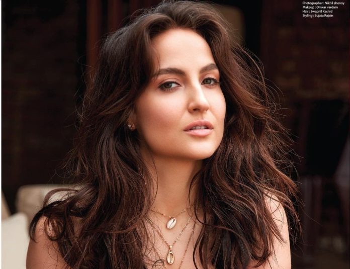Elli Avrram crossed all limits of bo*ldness, clicked and shared a very bo*ld photo from the bathroom, see here