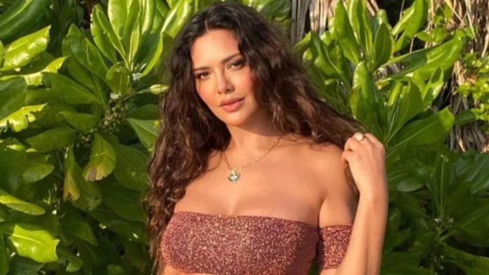 Esha Gupta reached the event without bra, only body covered with blazer – See here Esha Gupta reached the event without bra, only body covered with blazer – See here