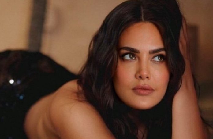 Esha Gupta showed her hotness by wearing a tight bodycon dress, fans were shocked to see the video
