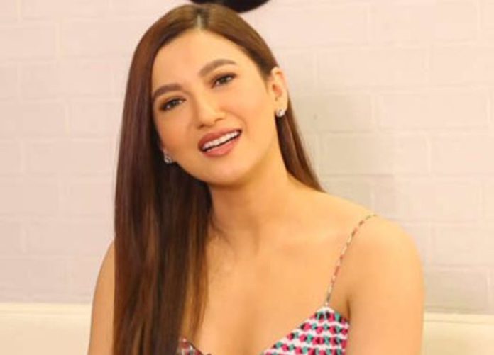 Gauhar Khan looked amazing in a single shoulder dress, everyone's breath stopped in the fashion show after seeing the look
