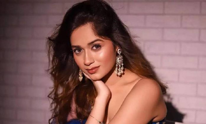 Jannat Zubair Rahmani spread the magic of her beauty in white sharara, everyone's breath stopped after seeing the traditional look