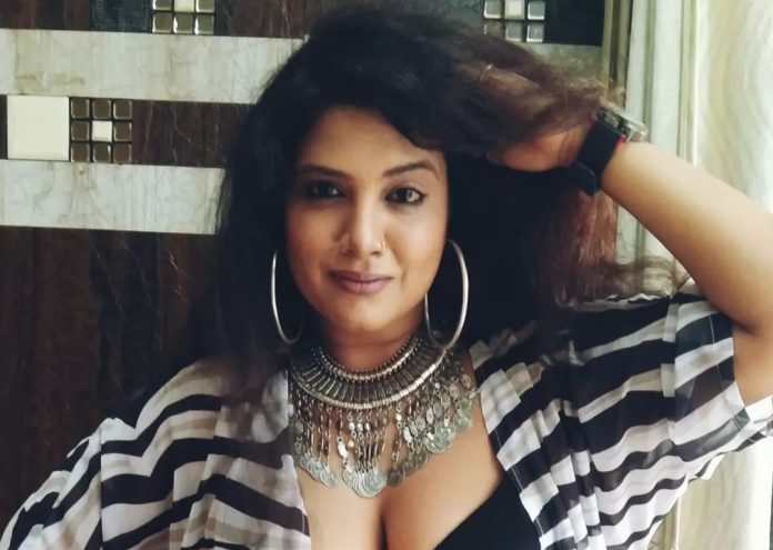 Kavita Radheshyam came to the balcony without wearing a blouse, will be shocked to see the picture
