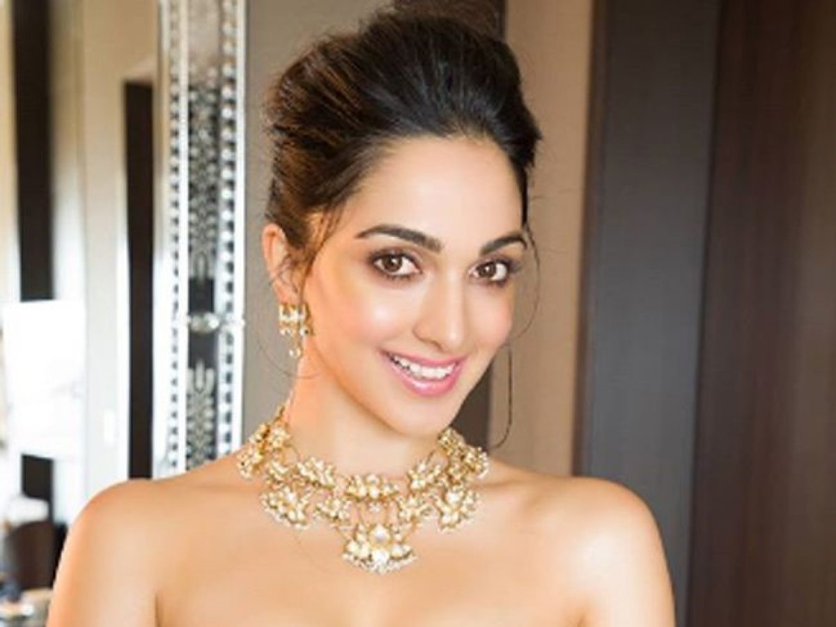 Kiara Advani reached the party without a bra, a big cut was seen even in a  small skirt - informalnewz