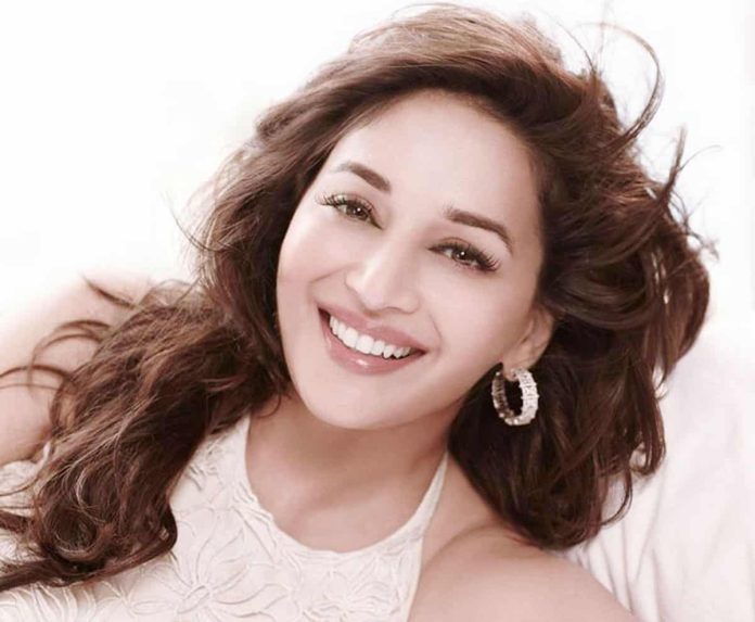 Madhuri Dixit danced on the stage, the audience started playing whistles