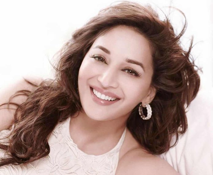 Madhuri Dixit danced on the stage, the audience started playing whistles Madhuri Dixit danced on the stage, the audience started playing whistles