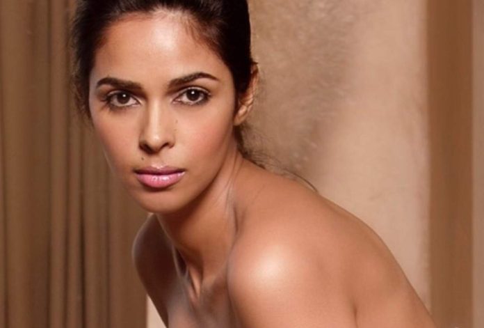 Mallika Sherawat blown her senses with bo*ldness at the age of 45, showed such an attitude lying on the sofa
