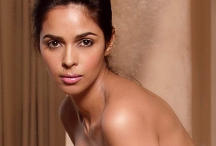 Mallika Sherawat blown her senses with bo*ldness at the age of 45, showed such an attitude lying on the sofa Mallika Sherawat blown her senses with bo*ldness at the age of 45, showed such an attitude lying on the sofa