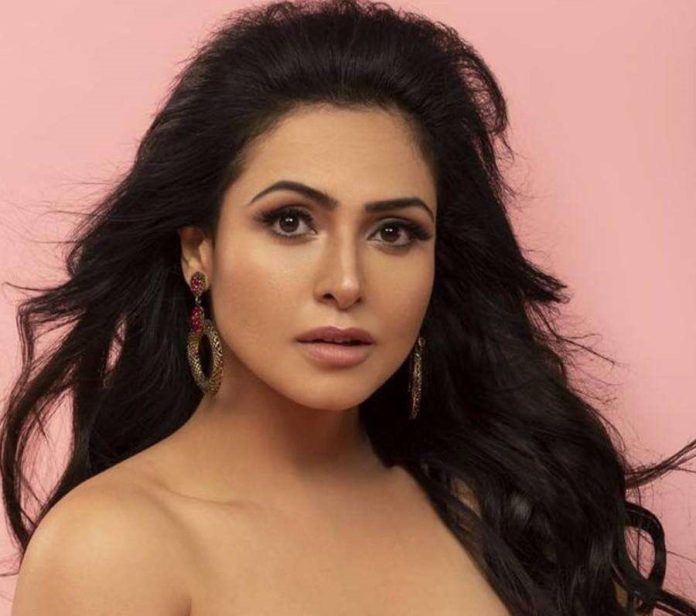 Nandini Rai showed cleavage in front open coat, would not have seen such a form of actress Nandini Rai showed cleavage in front open coat, would not have seen such a form of actress