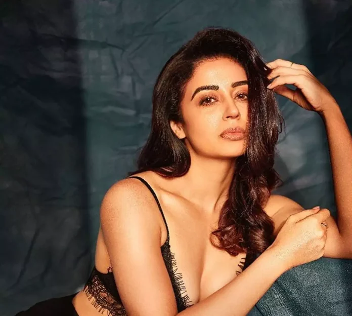Neha Pendse's bold look is not seen before, transparent jumpsuit worn for photoshoot