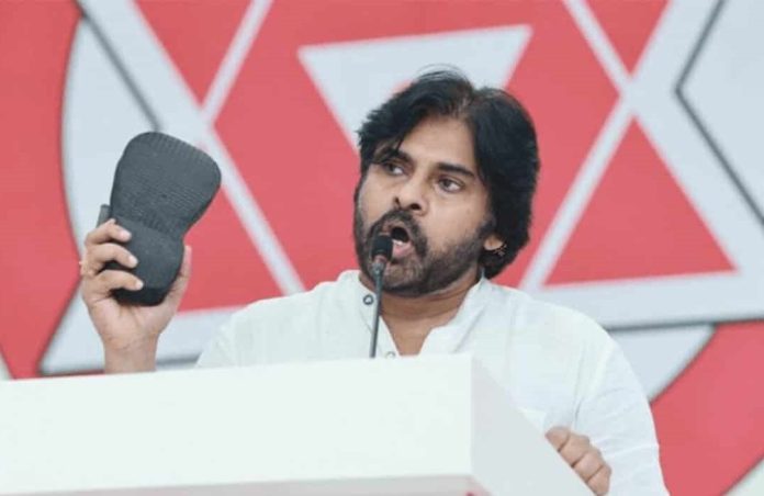 Pawan Kalyan showed the sandal to the crowd from the stage, said - I will hit both the left and right sides, watch the video