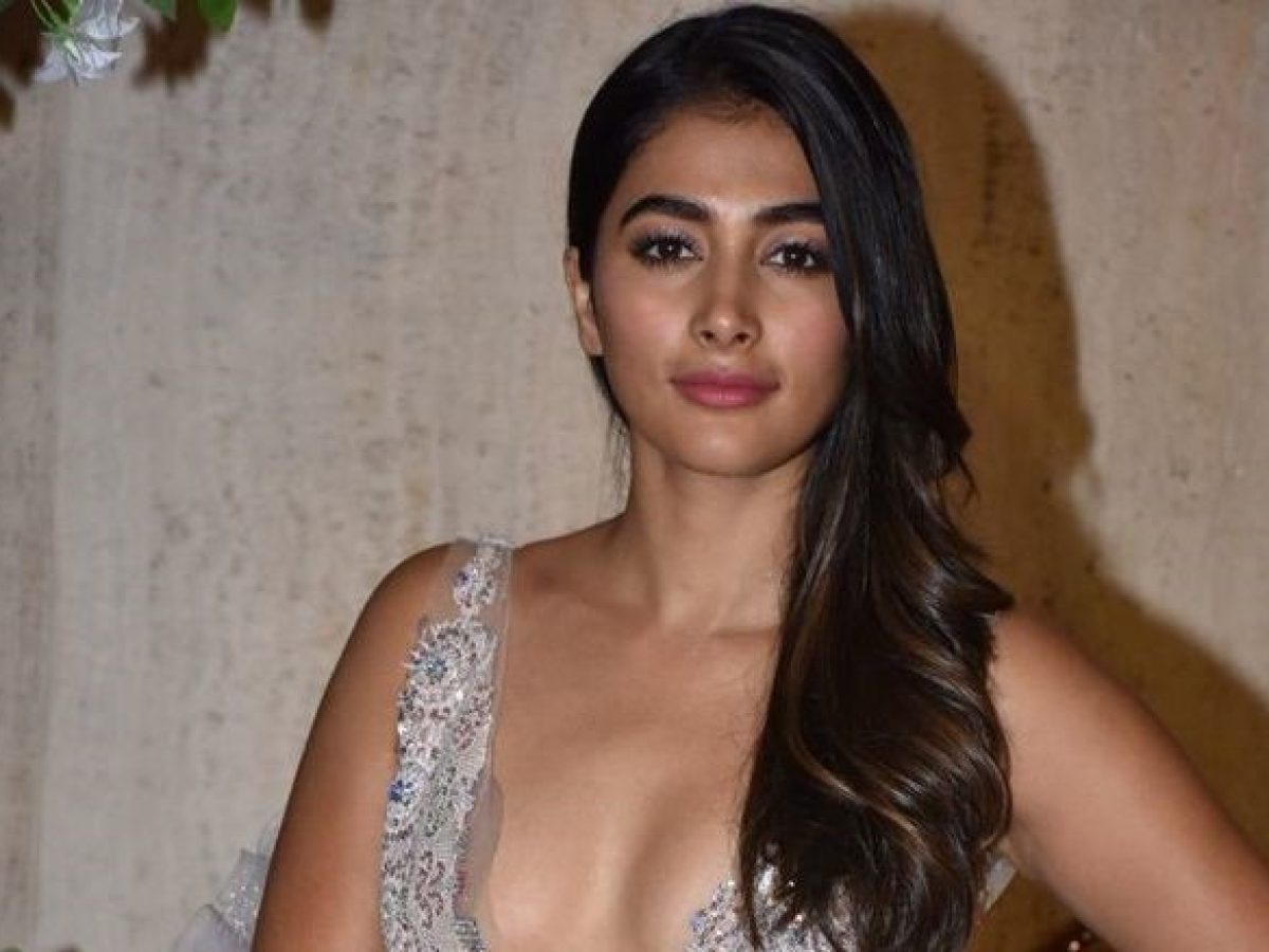 Pooja Hegde showed her killer style in such a short dress, gave s*xy poses  on the sofa - informalnewz