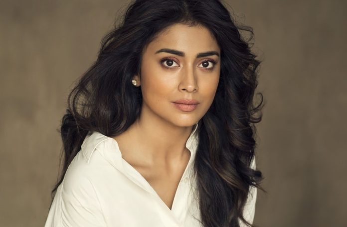 RRR fame actress showed a bold avatar without a blouse, wreaked havoc on the internet RRR fame actress showed a bold avatar without a blouse, wreaked havoc on the internet