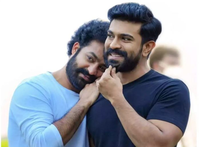 Ram Charan-Jr NTR came out on the streets of Japan with rose flowers in his hands, video going viral