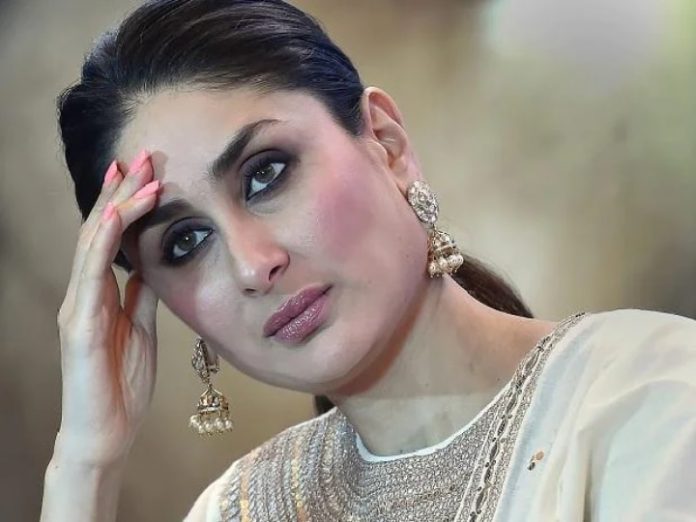 Seeing Kareena Kapoor alone, someone pulled her hand in the crowd and someone took off her purse, Bebo started running away, video went viral Seeing Kareena Kapoor alone, someone pulled her hand in the crowd and someone took off her purse, Bebo started running away, video went viral