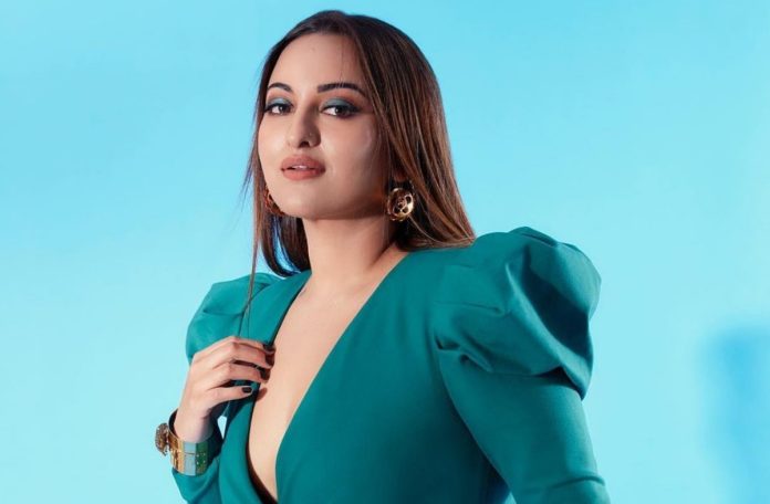 Sonakshi Sinha wore a deep neck blouse and lehenga, will be forced to tie the bridge of praise