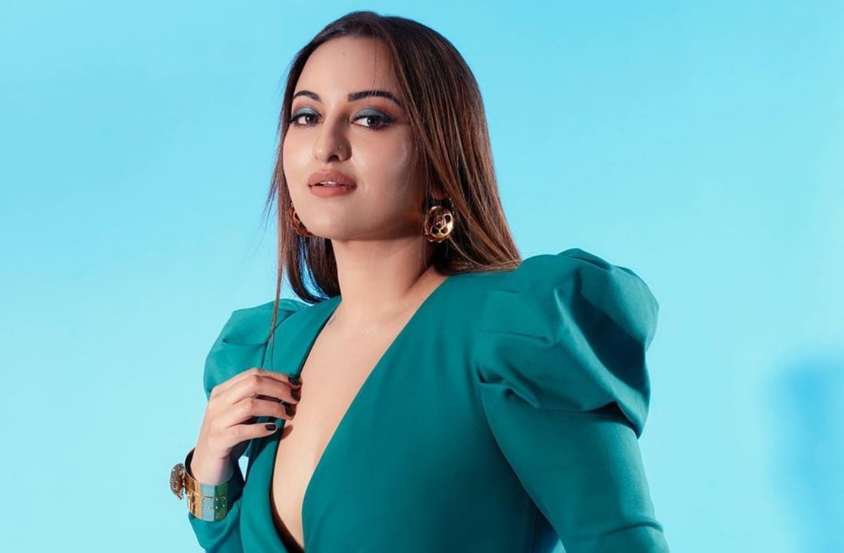 Sonakshi Sinha wore a deep neck blouse and lehenga, will be forced to tie  the bridge of praise - informalnewz