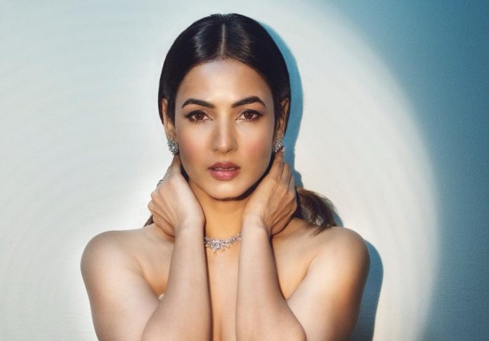 Sonal Chauhan turned on the camera in the bathroom, bo*ld photo went viral