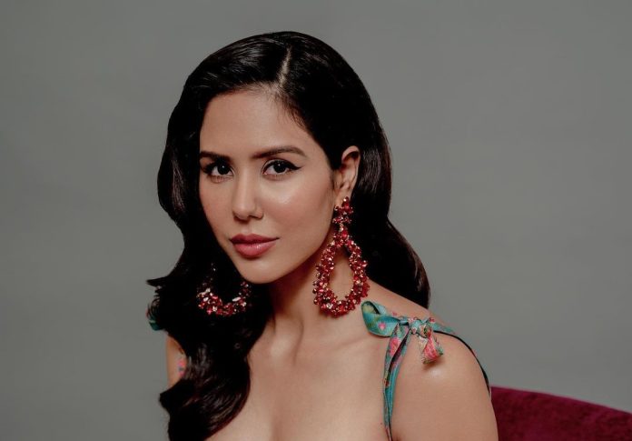 Punjabi actress Sonam Bajwa wore swimsuit in a unique way, sexy look captured in camera Punjabi actress Sonam Bajwa wore swimsuit in a unique way, sexy look captured in camera