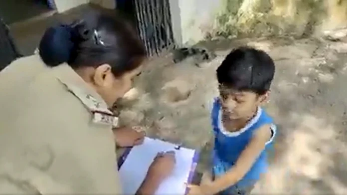 Viral Video Distressed by mother's antics, a 3-year-old child reached the police station, said - put him in jail