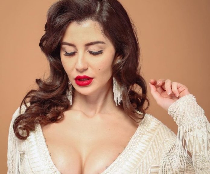 Giorgia Andriani made a bo*ld photoshoot wearing a very deep neck dress, fans were injured after seeing the pictures