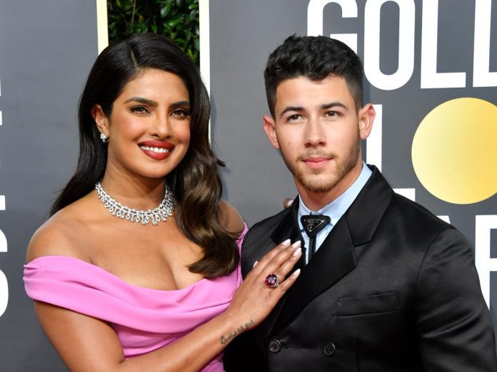 Nia Sharma wore a glamorous look in a red sari, eyes fixed on her thin waist Nia Sharma wore a glamorous look in a red sari, eyes fixed on her thin waist