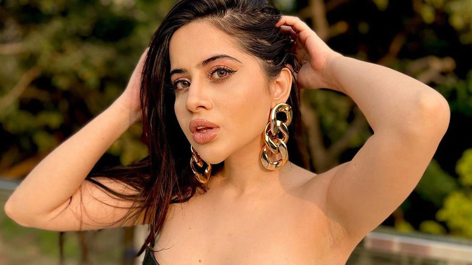 Urfi Javed came on the road without wearing a top, seeing people lost their  senses – see pictures - informalnewz