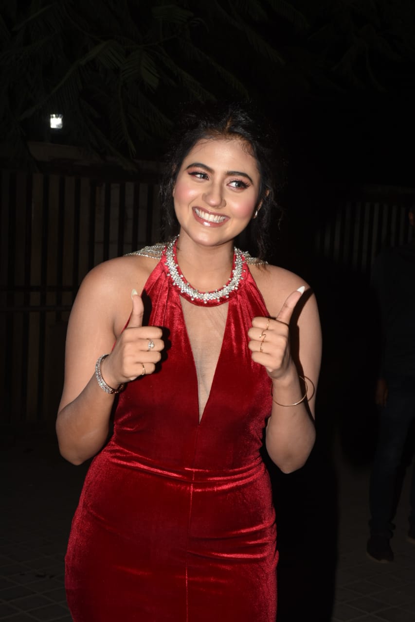 Anjali Arora reached her birthday party in a very hot style, party fiercely with friends late at night - informalnewz