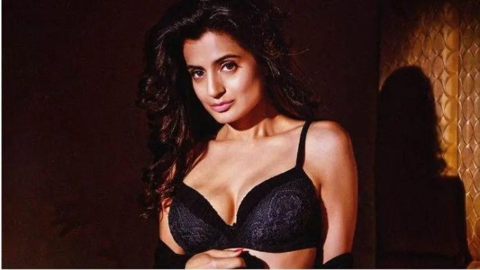 Amisha crossed all limits of bo*ldness, did such acts in revealing clothes, video went viral Amisha crossed all limits of bo*ldness, did such acts in revealing clothes, video went viral