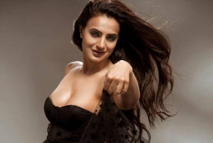 Ameesha Patel crossed all limits in a transparent top, even beat young heroines! see here
