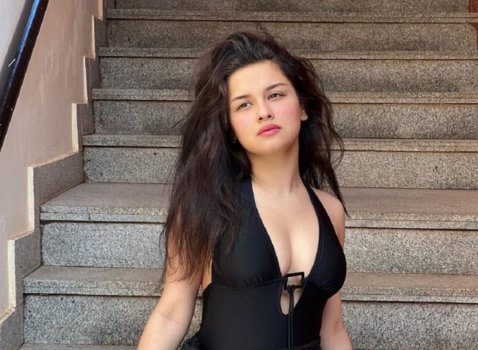 Avneet Kaur did a bo*ld photoshoot in deep neck thigh-high slit gown, pictures raised the internet