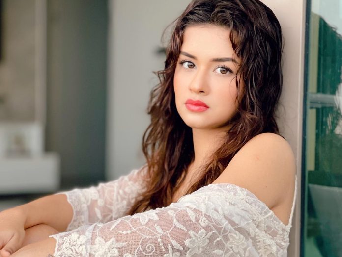Avneet Kaur did a killer photoshoot without pants, gave one pose in front of the camera