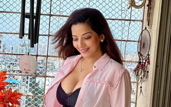 Monalisa again showed boldness, flaunted her s*xy figure in crop top